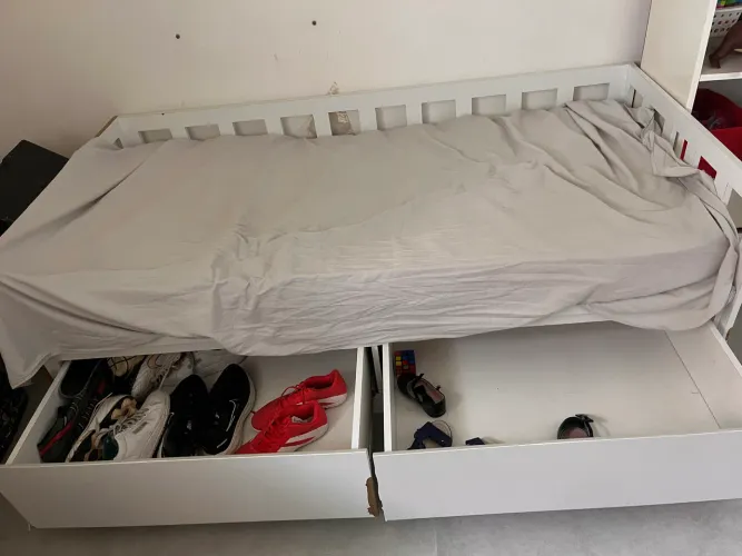 Cama de solteiro, com dois gavetões.