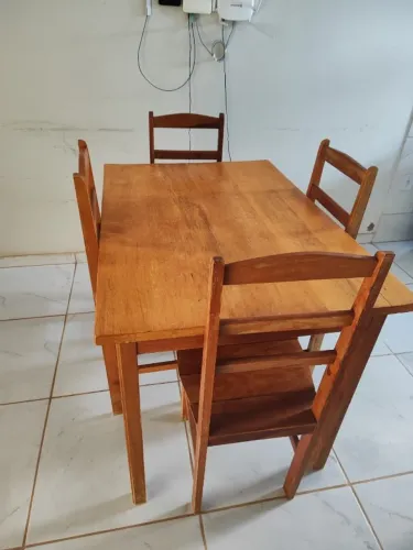 Mesa de jantar em mandeira