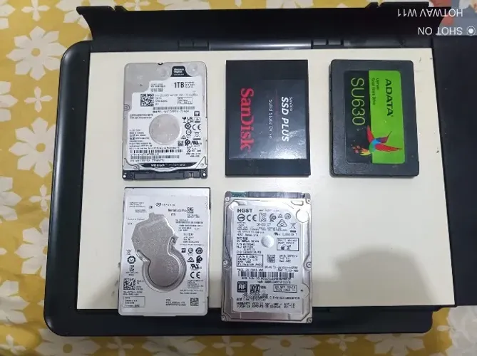 Hds de um tera e SSds de 120 gigas ou 240 gigas.