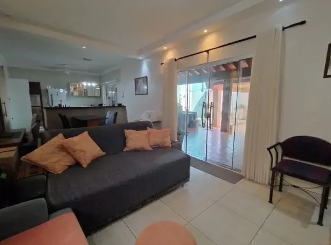 Casa térrea em Jardinópolis | 2 dorm., closet, área gourmet e espaço p/ piscina