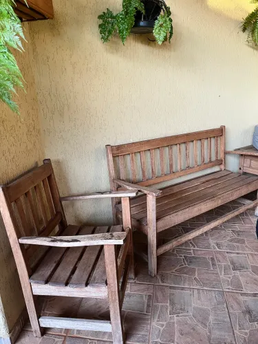 Cadeiras de madeira área externa