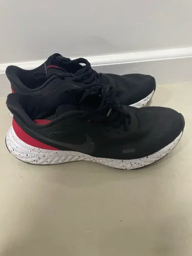 Tênis Nike Revolution 5 Masculino - Preto/Vermelho TAM 40