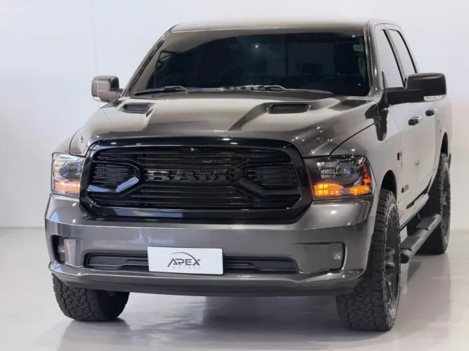 Ram Classic Laramie Night Edition 5.7 V8 16V Gasolina 4X4 Aut. 2022