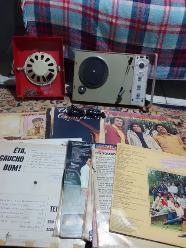 Mini vitrola vintage + 20 lp variados