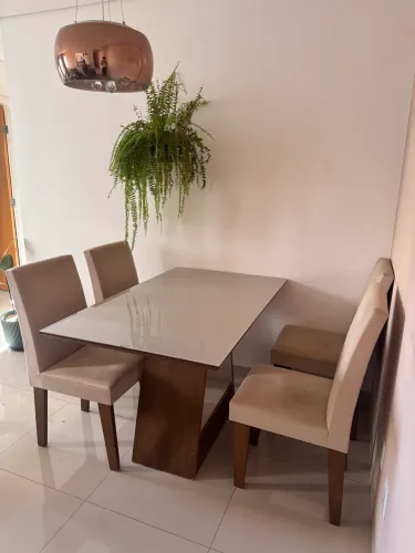 Conjunto mesa e cadeiras