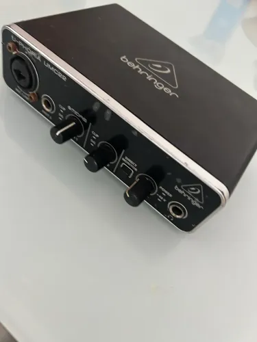 Placa de Áudio Behringer U-Phoria UM2. 