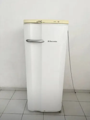 Geladeira Electrolux RE28 - 240 litros