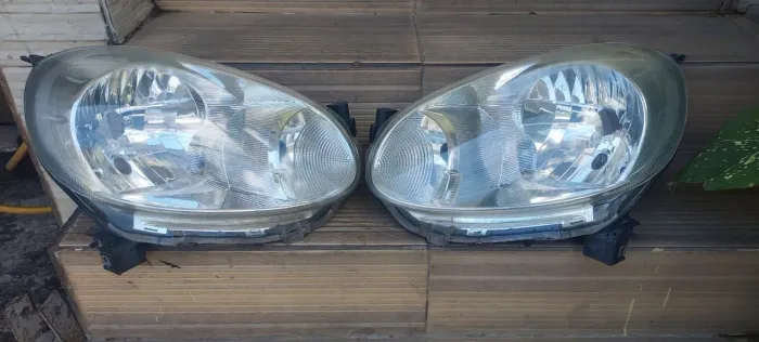 Par farol Nissan march original 2011/14.