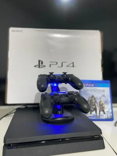 Console PlayStation 4 Slim de 1TB com o jogo God of War Ragnarok