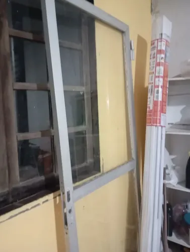 Vendo se uma linda porta de vidro q não enferruja muito pesada