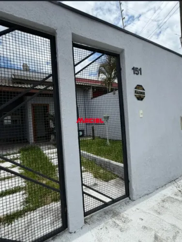 Excelente casa com 3 dormitório com 2 vagas e área goumet