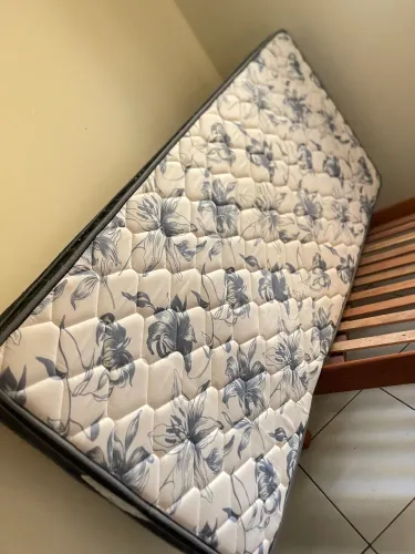 Cama de madeira com colchão