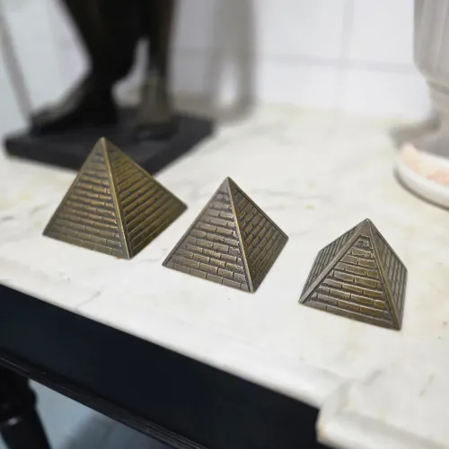 Decoração,  3 pirâmides de metal