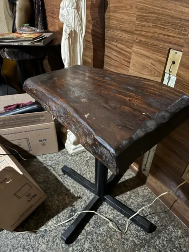 Mesa lateral rústica em madeira maciça estilo live edge 