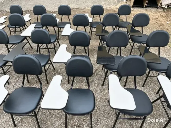 Cadeiras escolares estofadas, em ótimo estado.