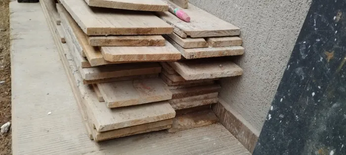 Tábuas de pinus usadas