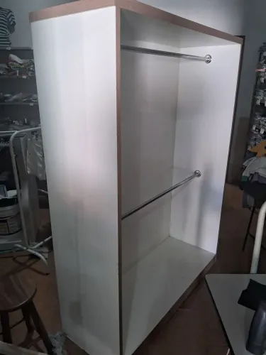 Expositor com painel canaletado mdf, com 1.40 de comprimento é 1.89 de altura.