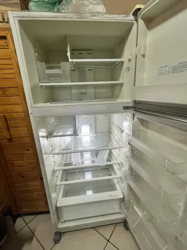 Geladeira 576 litros/ não está gelando na parte de baixo