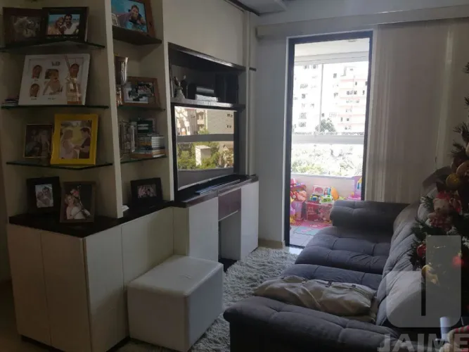 Apartamento próximo à Santa Casa, Mackenzie e ao metrô, com sacada envidraçada.