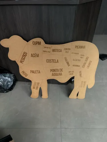Boi com cortes de carne para decoraçao