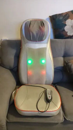 Encosto massageador com acento vibratório 