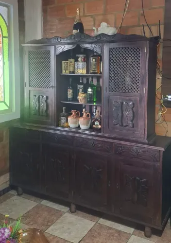 Armário antigo de madeira maciça/Sucupira