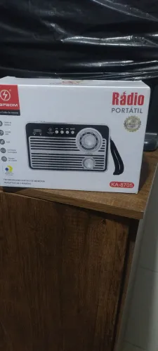 Vendo um rádio portátil na caixa 