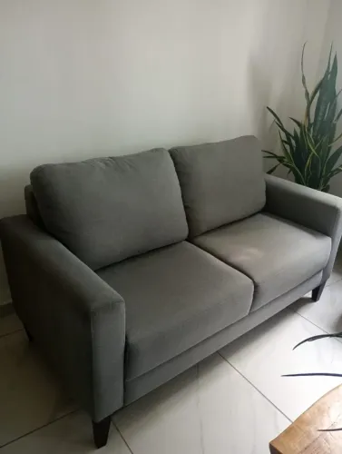 Sofá de 2 lugares em tecido. Perfeito para qualquer ambiente.