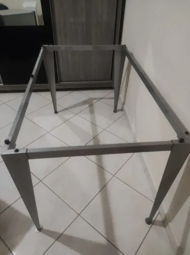Base de mesa da Tok e Stock em tubo de aço. Impecável