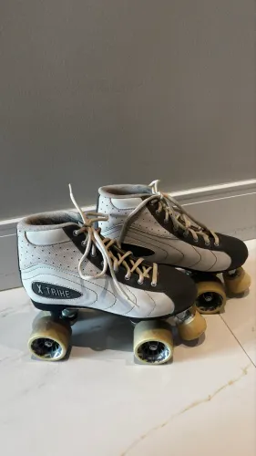 Patins quad X-Trike, modelo clássico na cor branca com detalhes cinza