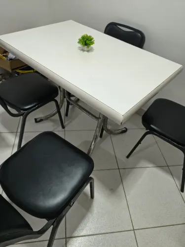 Mesa com 4 cadeiras 