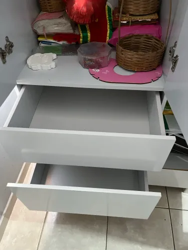 Vende-se guarda-roupa 3 pts e 2 gavetas novo