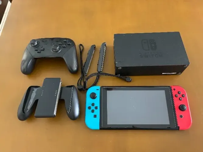 Nintendo Switch V2 + Pro Controller + 3 jogos (Zelda BOTW, Zelda TOTK, Pokémon Go Eeeve)