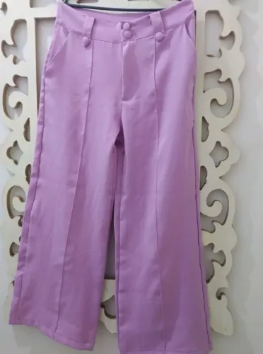 calça pantalona lilás