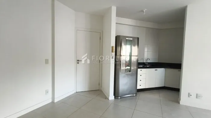 Apartamento 02 dormitórios sendo 01 suíte para alugar no bairro Itacorubi/Florianópolis.