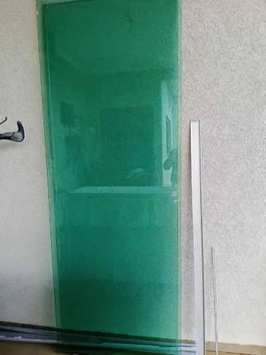 Porta de vidro em duas folhas com fechadura 