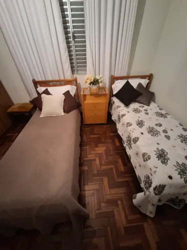 Kit 2 camas madeira maciça + 2 colchões Ortobom Bonnell + 1 móvel cabeceira