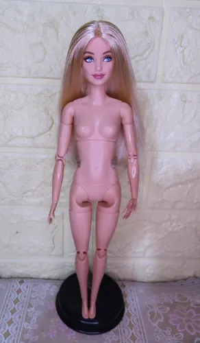 Boneca Barbie Signature Style Paris nua