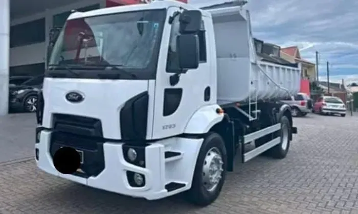 CAMINHÃO CAÇAMBA FORD CARGA 1723 ANO 2017 (transferência de dívida)