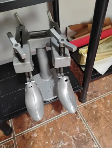 Máquina de alargar calçados semi nova, fabricada em aço e alumínio com 3 formas, pequena,e