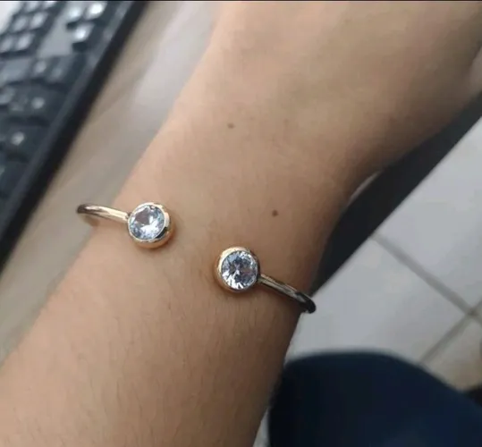 Bracelete ajustável com strass