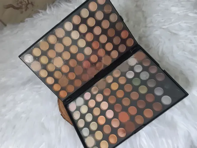 Pra sair hoje! Paleta com 120 sombras Obs: Leia a descrição