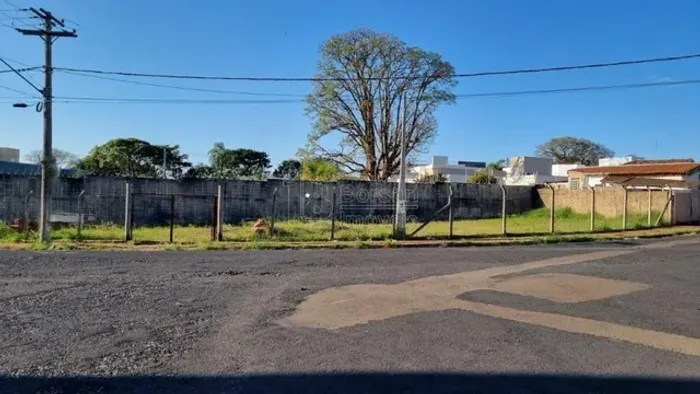 Venda de Terreno / Padrão na cidade de Araraquara