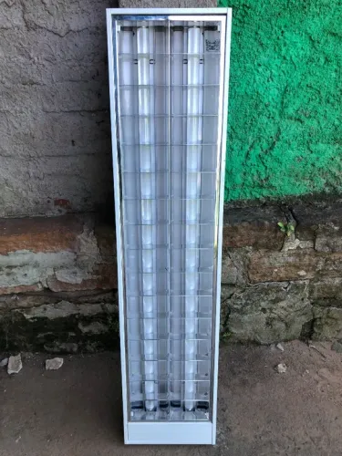 Luminária com lâmpadas fluorescentes