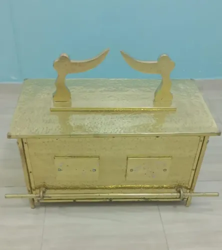 Arca da Aliança Replica em Metal Dourado