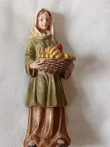 Escultura de mulher com cesta de frutas