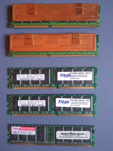 Vendo lote com 5 pentes de memória DDR 1: 512MB cada pente
