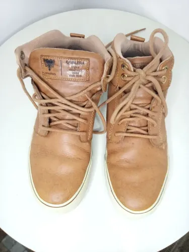 Bota Cavalera original em couro legitimo tam. 34 usado.