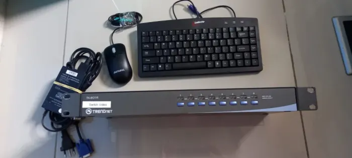 Switch Vídeo TRENDnet TK-801R - Chaveador KVM Rack Mount 8 portas PS/2