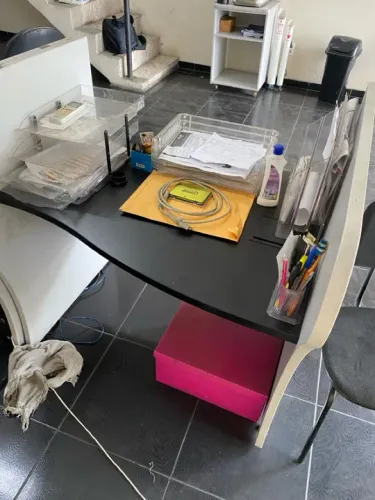 Mesa de Escritório Moderna com Design Inovador